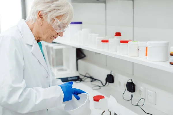 Lékárník žena míchání nějaký lék nebo lék v laboratoři — Stock fotografie