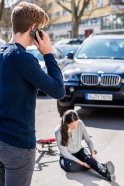 Endişeli sürücü yanlışlıkla bir bisikletçi isabet sonra ambulans çağırma
