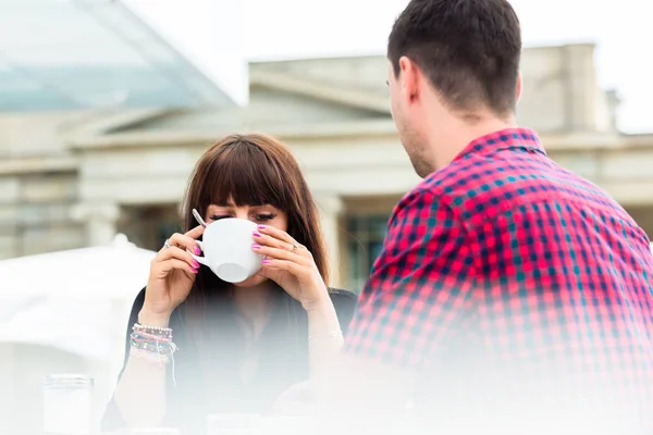 Mulher bebendo café com seu amigo — Fotografia de Stock