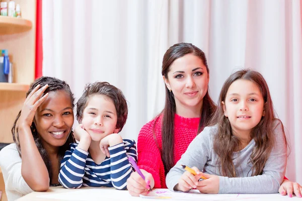 Tutor met glimlachende kinderen — Stockfoto