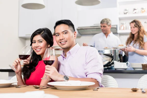 Paar trinkt Wein auf Heimparty — Stockfoto
