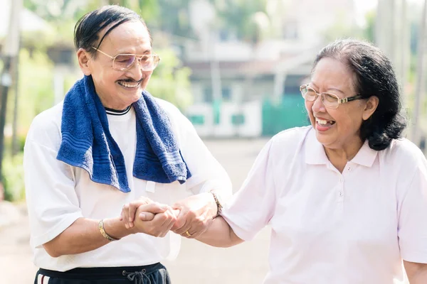 Glückliches Seniorenpaar hält sich die Hand — Stockfoto