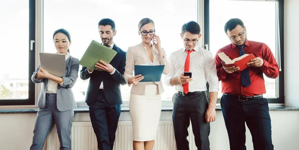 Diversity team van zakenmensen die werkzaam zijn op kantoor — Stockfoto