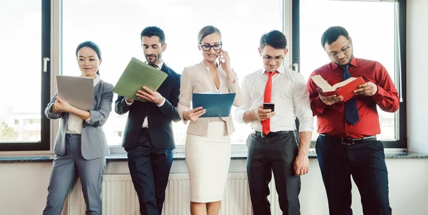 Diversità team di uomini d'affari che lavorano in ufficio — Foto Stock