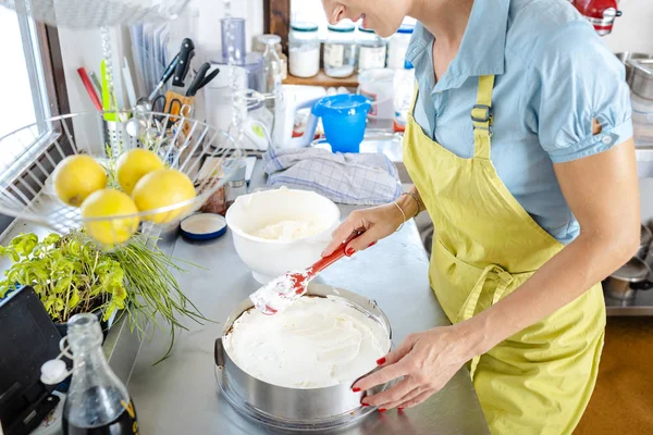Chef feminino preparando bolo — Fotografia de Stock