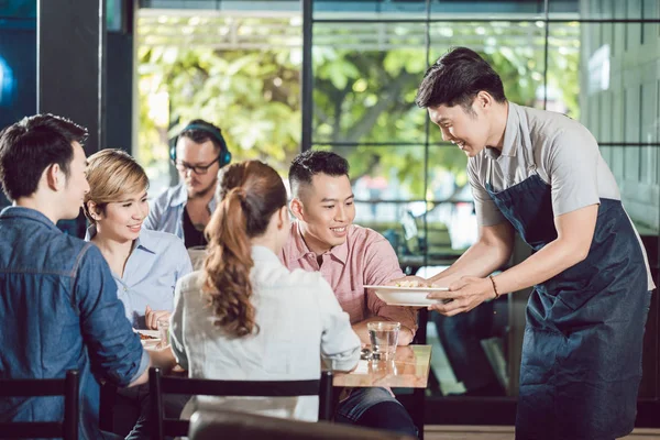 Servitör som serverar mat i restaurangen — Stockfoto