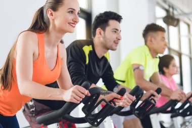 Fitness merkezinde egzersiz yapan insanlar