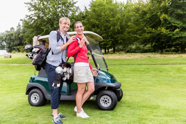 Retrato de casal no campo de golfe — Fotografia de Stock