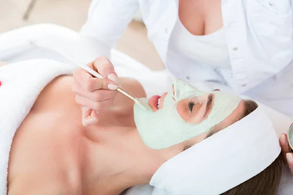 Kosmetyczka stosowania maski peeling twarzy — Zdjęcie stockowe