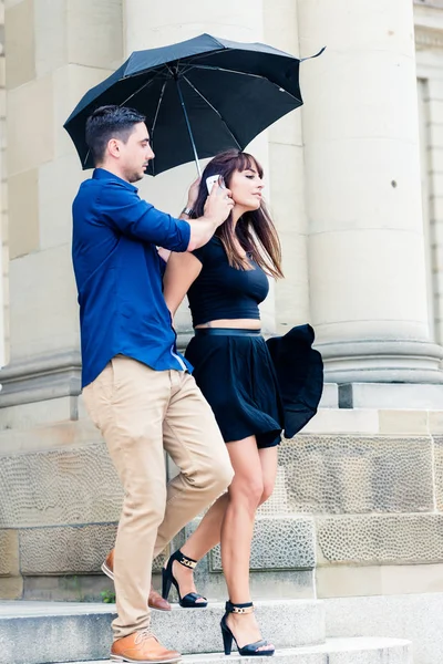 우산과 함께 걷는 커플 — 스톡 사진