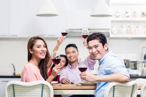 Retrato de amigos felizes segurando copos de vinho tinto — Fotografia de Stock