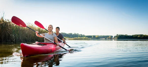 Beau couple kayak à voile sur le lac — Photo