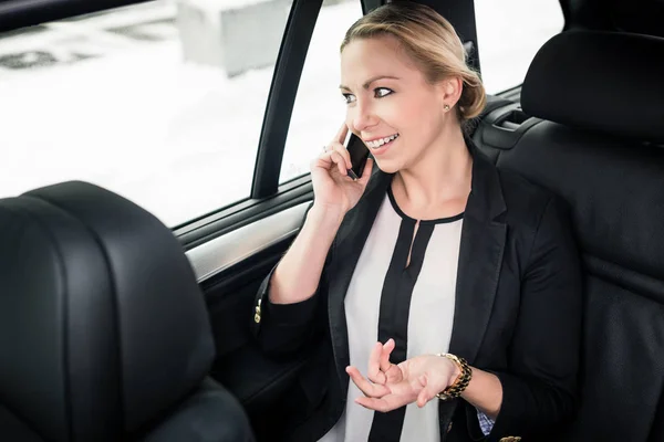 Kobieta interesu na rozmowy w samochodzie — Zdjęcie stockowe