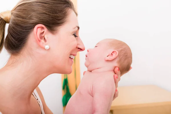 彼女の生まれたばかりの赤ちゃんを愛する笑顔の母親 — ストック写真