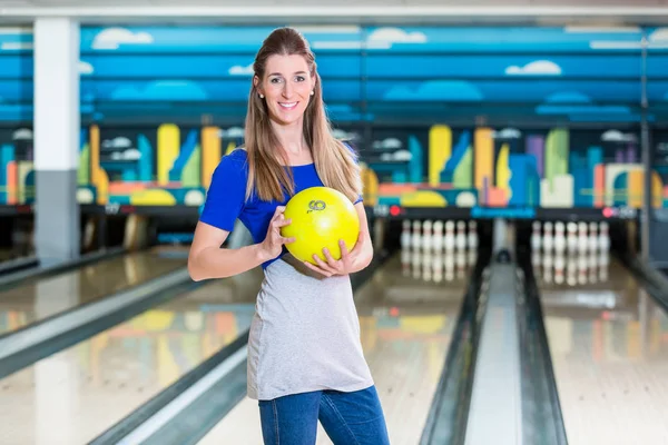 Mulher sorridente com bola de boliche — Fotografia de Stock