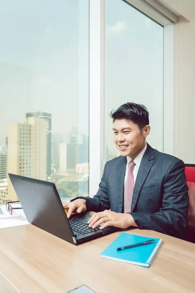 Lächelnder Geschäftsmann mit Laptop — Stockfoto