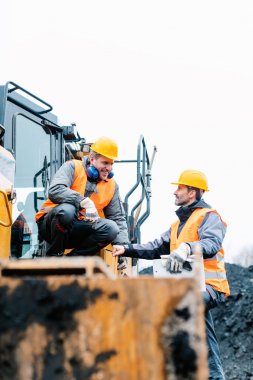 Foreman'ı gösteren alt açık döküm madencilik çukur yönde
