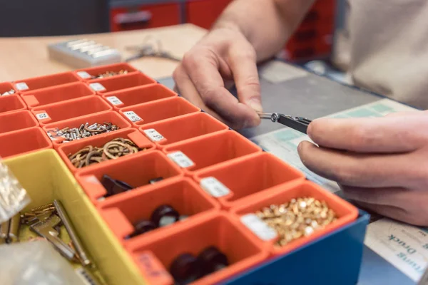 Lockmith pracuje na zámku a opravuje ho — Stock fotografie