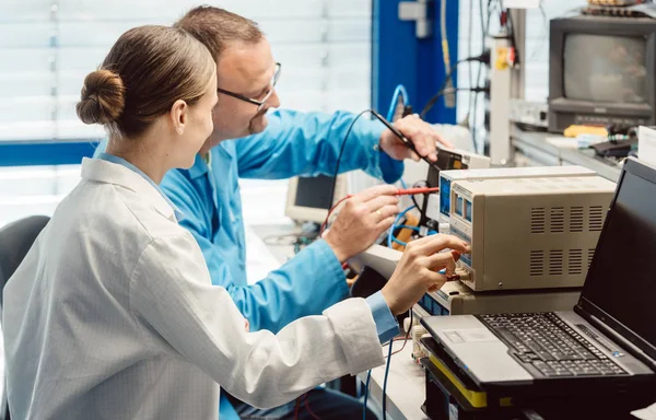 Team of electronic engineers testing a product prototype — Stock Photo, Image