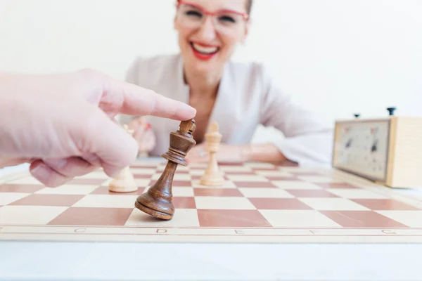 Homem perdendo jogo de xadrez contra mulher de negócios — Fotografia de Stock