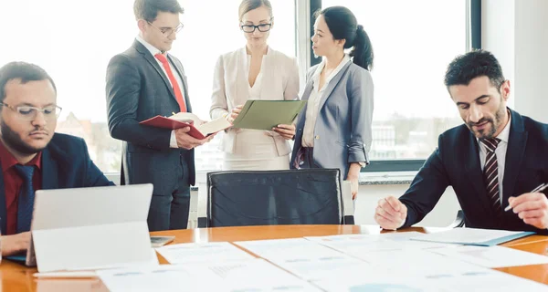 Asesores muy internacionales trabajando en un proyecto — Foto de Stock