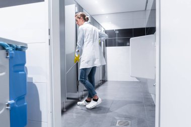 Temizlikçi kadın veya tuvalet içinde sildiğine hizmetli