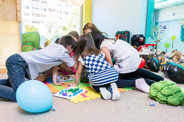 Grupo de crianças pré-escolares durante a atividade educativa — Fotografia de Stock