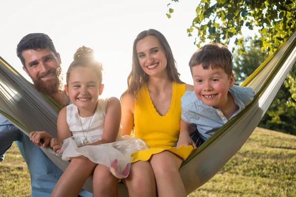 Criança bonito fazendo cara engraçada enquanto olha para a câmera para um retrato de família — Fotografia de Stock