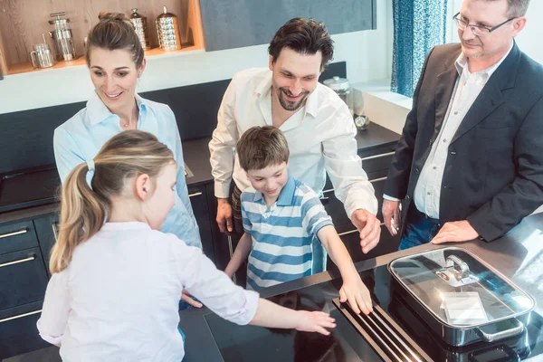 Продажі кухні з сім'єю, дітьми та експертом з обслуговування — стокове фото