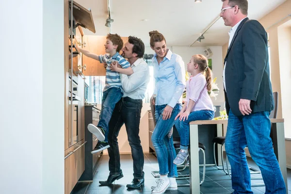 Familie schaut sich neue Küche im Schauraum an — Stockfoto