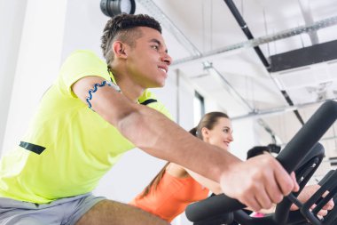 Spor salonunda egzersiz yapan adam.