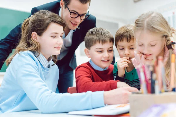 Sessão de equipe na aula da escola com todos os alunos trabalhando juntos — Fotografia de Stock