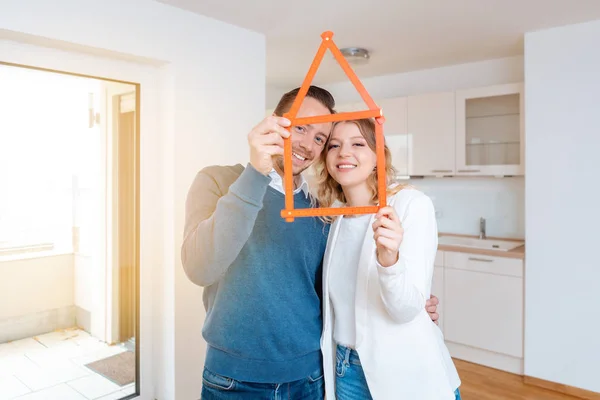 Mulher e homem tendo tido sucesso em encontrar um novo apartamento — Fotografia de Stock