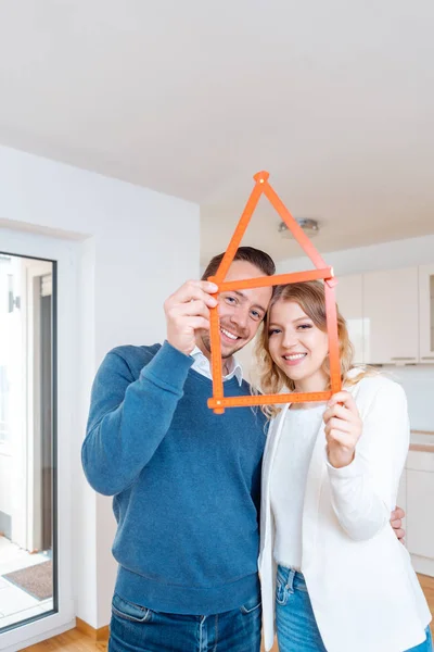 Frau und Mann hatten Erfolg bei Wohnungssuche — Stockfoto