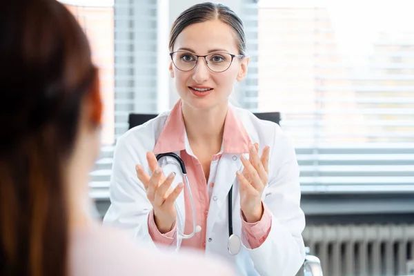 Junge Ärztin sieht Patientin — Stockfoto