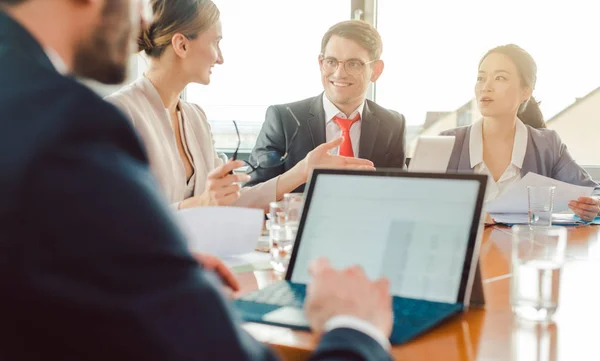 Consultores fiscais ou empresariais em uma reunião — Fotografia de Stock