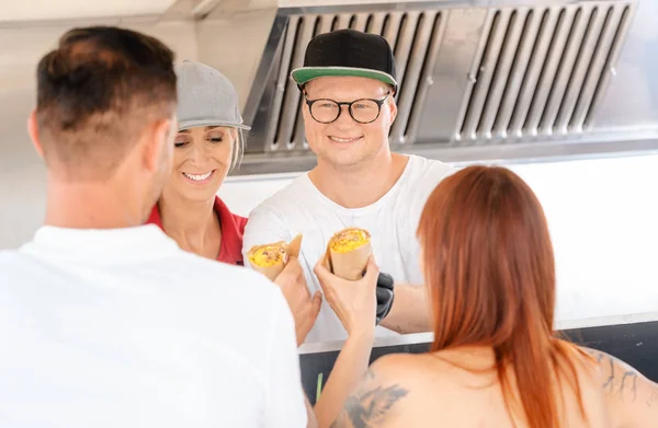 Chefs dando Burritos a clientes de food truck — Foto de Stock