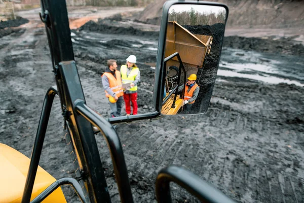 Travailleurs dans une carrière vus dans le miroir d'un camion lourd — Photo