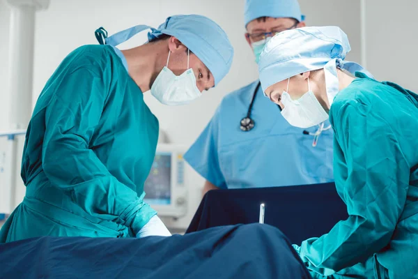 Läkare som utför operation på sjukhus — Stockfoto