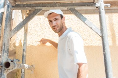 Duvarda çalışan ressam