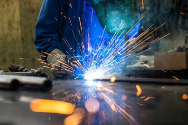 Kaynakçı Kaynak metal onun atölye