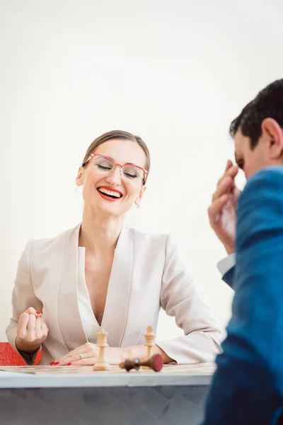 Geschäftsfrau gewinnt im Schach dank besserer Strategie — Stockfoto