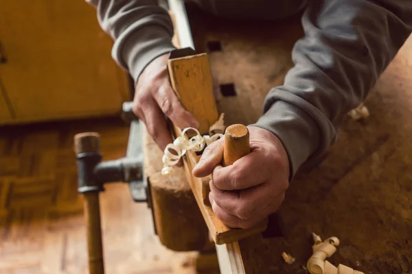 Vista dall'alto della lavorazione manuale del falegname con pialla in legno — Foto Stock