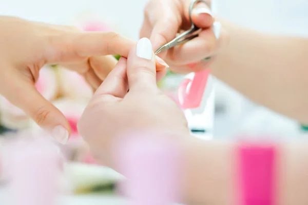 Vrouw met haar vingernagels knippen tijdens manicure — Stockfoto