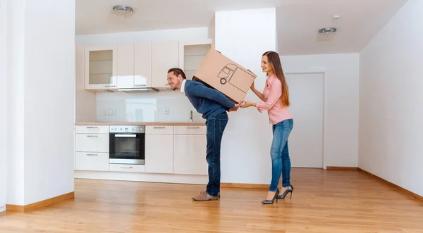 Žena dává svému muži pohyblivou krabici — Stock fotografie