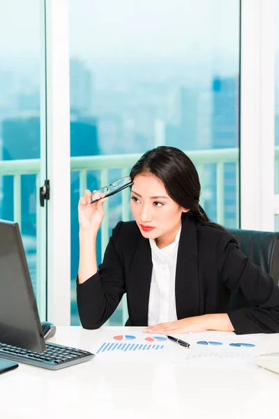 Geschäftsfrau schaut am Arbeitsplatz auf den Computer — Stockfoto