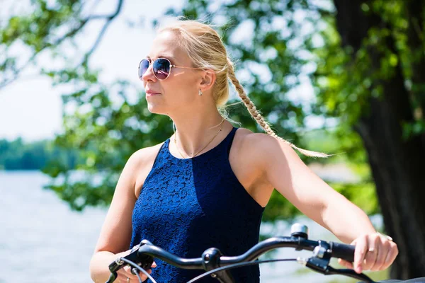 自転車を持つブロンドの若い女性 — ストック写真