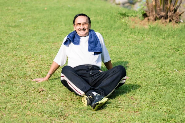 Uomo anziano a riposo dopo aver fatto esercizio fisico — Foto Stock