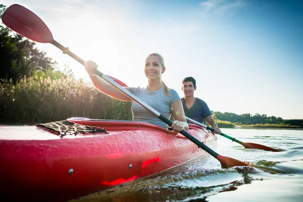 Trygg par paddling över sjön — Stockfoto
