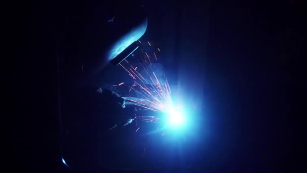 Lasser werken in de fabriek — Stockvideo